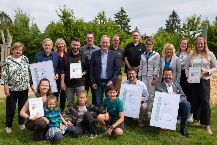 Verbandsvorsteher des Naturparks Bergisches Land, Landrat Klaus Grootens, freut sich über die drei ausgezeichneten Naturpark-Partnerbetriebe