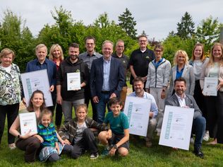 Verbandsvorsteher des Naturparks Bergisches Land, Landrat Klaus Grootens, freut sich über die drei ausgezeichneten Naturpark-Partnerbetriebe