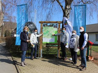 Eröffnung der neuen Wanderparkplatz-Tafel in Wipperfürth-Kreuzberg am 24.03.2021 Eröffnung der neuen Wanderparkplatz-Tafel in Wipperfürth-Kreuzberg am 24.03.2021 (v.l.n.r.) Anne Loth (Bürgermeisterin der Hansestadt Wipperfürth), Tobias Kelter (Geschäftsführer Das Bergische / Naturarena), Jens Eichner (Geschäftsführer Naturpark Bergisches Land), Ute Berg ( 1. Vorsit-zende des Bürgervereins Kreuzberg) und Martin Graffmann (Tourismusbeauftragter der Hansestadt Wip-perfürth) stellen die erste neue Wanderparkplatz-Tafel in Wipperfürth-Kreuzberg vor.
