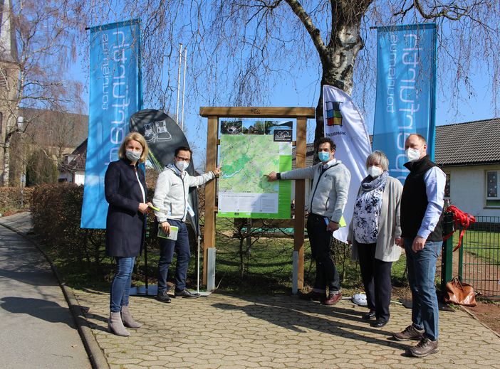 Eröffnung der neuen Wanderparkplatz-Tafel in Wipperfürth-Kreuzberg am 24.03.2021 (v.l.n.r.) Anne Loth (Bürgermeisterin der Hansestadt Wipperfürth), Tobias Kelter (Geschäftsführer Das Bergische / Naturarena), Jens Eichner (Geschäftsführer Naturpark Bergisches Land), Ute Berg ( 1. Vorsit-zende des Bürgervereins Kreuzberg) und Martin Graffmann (Tourismusbeauftragter der Hansestadt Wip-perfürth) stellen die erste neue Wanderparkplatz-Tafel in Wipperfürth-Kreuzberg vor.