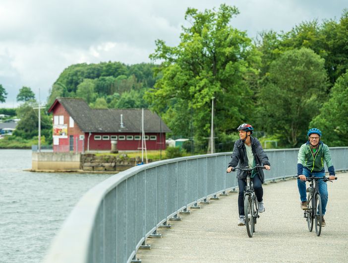 Radfahrer an der Brucher Talsperre bei Marienheide